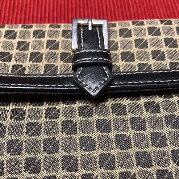 Patterned small wristlet. - Picture 6 of 9